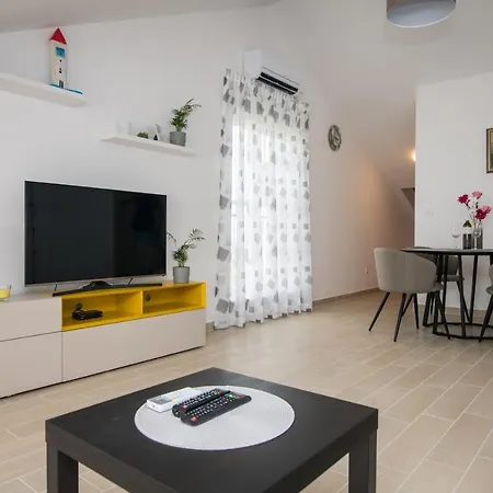 Skylight Apartment *